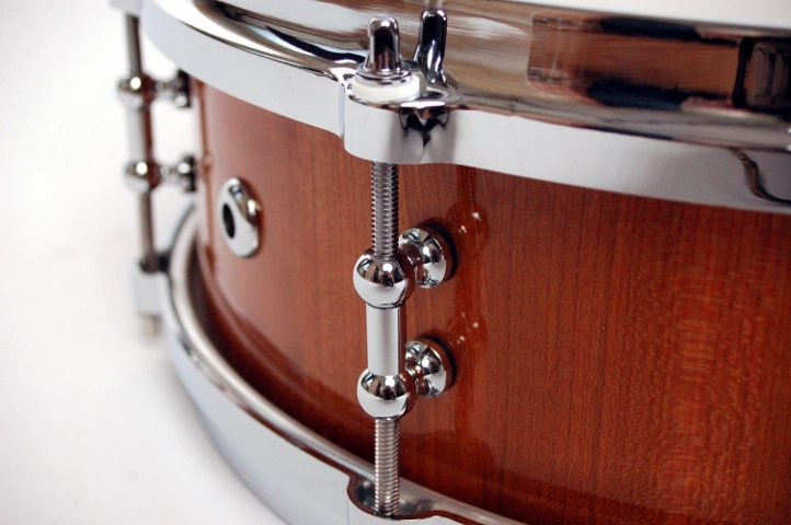 Nahaufnahme einer Tom mit schimmerndem Lack-Finish und stabiler Chrom-Hardware