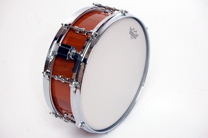 Elegante Snare-Drum mit natürlicher Holzstruktur, verchromten Spannreifen und zentralem Luftloch